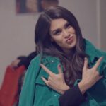 Andrea Kalousová Instagram - Vánoce jsou sice až za pár dní, ale ja už svůj první dárek mám. 🎁 Nadělila jsem si NOVÝ WEB, kde budou veškeré informace o nadcházejících koncertech. Třeba jako můj první sólový koncert 14.4. v @lucernamusicbar kam vás všechny srdečně zvu! ♥️ Tak mrkněte na stránky ať vám nic neuteče! 🔥 Musím se přiznat, že když jsem poprvé viděla tohle video, tak jsem byla dojatá. Od buskovaní na náplavce přes různý hraní, které bylo přes léto se začínají chystat a dít větší a větší věci. Děkuju, děkuju, děkuju, že posloucháte a jste součástí mé cesty. 🥲♥️🙏🏻 Ikdyž si pár lidí na začátku asi řeklo, že se Kalousová zbláznila, že mi to nevydrží, že je to jen výkřik do tmy, zpívající modelka a bla bla bla. No v jednom pravda je, bláznivá jsem. 😄 Ale tohle je všechno teprve začátek. A já se tak těším, co spolu všechno zažijeme. Tak pa. 🖤🙋🏻‍♀️ #VašeAndy Prague, Czech Republic