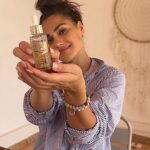 Andrea Kalousová Instagram - Úkážu vám tajemství mé zářivé pleti. 🤫 Znáte Miracle Pure Skin Illuminating Serum? Na to snad mužu říct jediný. Hlavně, že ho mám! 🙏🏻 Je s vitamínem C a je to naprosto boží sérum pod make-up od @maxfactor . Najdete ho v DM. 💁🏻‍♀️♥️ #ZářZlatéHodiny #GoldenHour #MaxFactor #MiraclePure #NemůžuSpát #HlavněŽeTěMám #Beauty