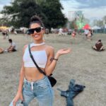 Andrea Kalousová Instagram – Tak jo, botičky jsme protancovaly jak se sluší a patří. Párkrát se ztratily a zase se našly. Bafaly na cizí lidi. Domů šly hodinu místo dvaceti minut. (WTF🤣) Měly pravý fesťákový nudle. Několikrát. Nechaly si kelímek na památku a festival zavřely se ctí v hodinách ranních. Jó, dobrý to bylo. :)))) Že jo vy tragedky:)))) @ivablazkova @dominiguue Beats4love