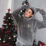 Andrea Kalousová Instagram - Tohle je můj nejoblíbenější kousek, kterej na @chybimikocky máme. Je tam toho sice víc, ale mně je furt zima. 🤣🥶 Tak třeba to má někdo stejně. 😄 Šijeme v Česku. Tuhle fleecovou soupravu budete milovat. A nebo nekoho můžete potěšit pod stromečkem. 🎁 Doručíme do Vánoc. 😎🎄 Praha City ❤