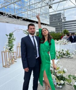 Andrea Kalousová Instagram - Aneb když jsou všichni zvědaví na bráchovu +1 a on vyfasuje mě. Muhahahaha 😄💁🏻‍♀️♥️ #MůjNejoblíbenějšíČlověk #FamilyFirst #BigBrother #Wedding Hilton Prague