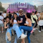 Andrea Kalousová Instagram – Tak jo, botičky jsme protancovaly jak se sluší a patří. Párkrát se ztratily a zase se našly. Bafaly na cizí lidi. Domů šly hodinu místo dvaceti minut. (WTF🤣) Měly pravý fesťákový nudle. Několikrát. Nechaly si kelímek na památku a festival zavřely se ctí v hodinách ranních. Jó, dobrý to bylo. :)))) Že jo vy tragedky:)))) @ivablazkova @dominiguue Beats4love