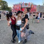 Andrea Kalousová Instagram – Tak jo, botičky jsme protancovaly jak se sluší a patří. Párkrát se ztratily a zase se našly. Bafaly na cizí lidi. Domů šly hodinu místo dvaceti minut. (WTF🤣) Měly pravý fesťákový nudle. Několikrát. Nechaly si kelímek na památku a festival zavřely se ctí v hodinách ranních. Jó, dobrý to bylo. :)))) Že jo vy tragedky:)))) @ivablazkova @dominiguue Beats4love