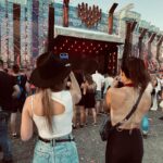 Andrea Kalousová Instagram – Tak jo, botičky jsme protancovaly jak se sluší a patří. Párkrát se ztratily a zase se našly. Bafaly na cizí lidi. Domů šly hodinu místo dvaceti minut. (WTF🤣) Měly pravý fesťákový nudle. Několikrát. Nechaly si kelímek na památku a festival zavřely se ctí v hodinách ranních. Jó, dobrý to bylo. :)))) Že jo vy tragedky:)))) @ivablazkova @dominiguue Beats4love