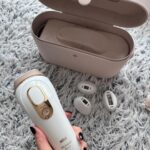 Andrea Kalousová Instagram – Takžeeee léto aniž bych musela řešit chloupky je naprosto BOŽÍ. Jestli jste někdy holky (třeba i kluci, já nevím😂) chtěli mít bezstarostné léto a zahodit žiletky, tak vám představuju skvělého pomocníka. 🏃🏻‍♀️ @braun_czsk IPL, ultra rychlé záblesky ani neucítíte a můžete používat v pohodlí domova na celé tělo i včetně intimních partií, kde je to také testováno. Už po 3 týdnech uvidíte první výsledky a celkový růst chloupků se výrazně zpomaluje. Tak jestli jste váhali ode mě máte posvěceno, že je to pecka! A do 29.6. můžete mít až 2000 Kč cashback, když se registrujete u nich na stránkách a splníte podmínky. :)) Mimo to, Braun nyní jako jediný epilátor pro domácí použití v Česku poskytuje bezplatnou prodlouženou záruku na 5 let. Stačí nový IPL epilátor registrovat na stránkach braun.cz v sekci speciální nabídky. Tak hladkejm nohám zdar! 🏃🏻‍♀️ #braunczsk #braun #silkexpertpro Prague, Czech Republic