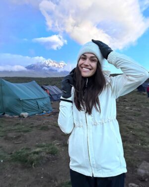 Andrea Kalousová Instagram - Ten hlavní důvod, proč jsme vlastně vyrazili do Afriky je pokořit jejich nejvyšší horu Kilimanjaro 5 985 m.n.m. 🏞️ Podle které se jmenuje i místní pivo. Legenda praví “If you can’t climb it, drink it.” 🍻 My jsme si teda vybrali tu první možnost. 😄 Takže od teď, 7 dní nocování ve stanu, každý den zdolávání pahorků a snad nám bude počasí přát. Azuro je sice kýč, ale my ho nějak zvládnem. 🙊 Tak nám držte palce. ✊✊✊⛺️