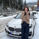 Andrea Kalousová Instagram - Můj bílý oř dorazil do Pece pod Sněžkou a další den hned napadl sníh. Náhoda? ❄️ Nemyslím si. 😉💁🏻‍♀️ A jestli sháníte káru, tak @autozdovozu.cz určitě stojí za zastávku. 🏎️ Aparthotel Svatý Vavřinec