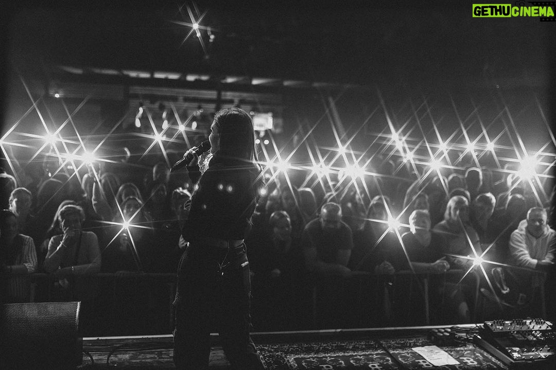 Andrea Kalousová Instagram - Páteční Olomouc byla Top! 🔥🔥🔥 13.11. v @sonomusicclub si to zvopáknem! Zas předskakuju spolu s @mari.je.svoboda úžasného zpěváka @adamdurica . Tak za náma doražte! 🫶 My se těšíme!!! Fotila úžasná @barcachle 📸 Sklub