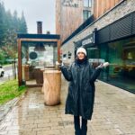 Andrea Kalousová Instagram - Takže včera jsme posbíraly síly ve wellness @apartmanysvatyvavrinec . A večer se nacpaly tak, že na snídani jsme nakráčely už s rozepnutým knoflíkem. 🤣💁🏻‍♀️ Teď už nás čeká s @kokinecka jen vyběhnout nahoru. Nevadí, že prší. Aspoň je velká pravděpodobnost, že se dolů sklouznem. 🤣 Rádi chodíte na Sněžku nebo tůry? Aparthotel Svatý Vavřinec