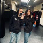 Andrea Kalousová Instagram - ❗️Ahoj všichni, tohle je 17 letej Kuba. 💁🏻‍♀️ Skvělej kluk. Kubovi před třemi měsíci zjistili rakovinu. A to né úplně jen tak ledajakou - osteosarkom, což je vzácné nádorové onemocnění kosti. Pro představu… je to jako vyhrát jackpot, který se “poštěstí” 20 lidem do roka v ČR. Kubovi a jeho mamce v této nelehké situaci pomáhá nadace @usmevnejenprokrystofa. Kuba je blázen do bojovejch sportů a tak i díky lidem z nadace se mohl potkat se zápasníky MMA. No a jelikož s touto nadací spolupracuji, tak i se mnou. Říkala jsem si, tyjo kluk zvědavej na bojový zápasníky a přijde mu tam Kalousová - co si asi budem říkat. 🤣 Hned v prvních minutách jsem pochopila, že Kuba je prostě moje krev. 👊 Kubu teď čeká jeho nejtěžší zápas v životě. Chemošky a všechny tyhle podobný srandy. Moc cením přístup s jakým do toho Kuba jde! Ta hlava lidi, ta je důležitá. Chci ať mu ten mindset zůstane. Pojďme ho společně zahrnout takovou vlnou podpory a lásky, kterej Instagram nepamatuje. Tak instarodino? Now! ♥️🙏🏻 #JsiBorec @iaf_iamfighter @rpg_mma Renegade Prague Gym