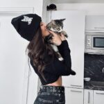 Andrea Kalousová Instagram - Někomu chybí kočky a někomu čepice! 😅 Jakej tým jseš ty? 💁🏻‍♀️ @chybimikocky Prague, Czech Republic