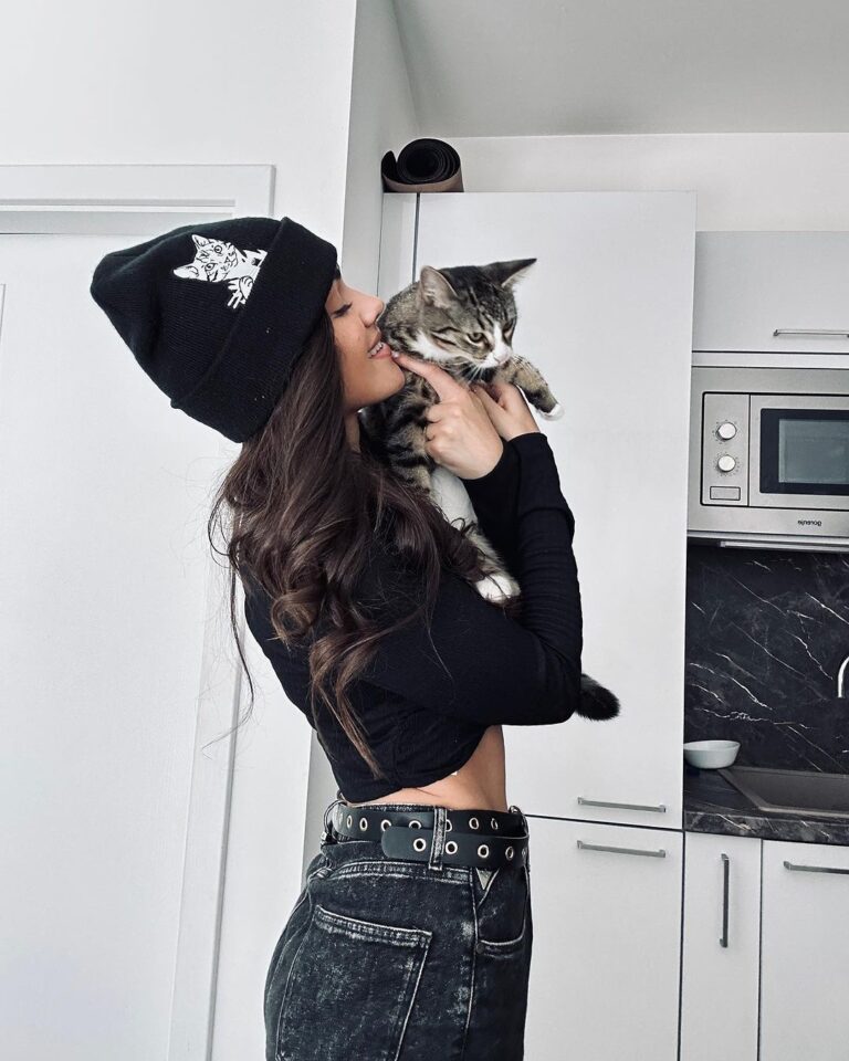 Andrea Kalousová Instagram - Někomu chybí kočky a někomu čepice! 😅 Jakej tým jseš ty? 💁🏻‍♀️ @chybimikocky Prague, Czech Republic