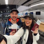 Andrea Kalousová Instagram – Naše nadšení z držení pasu a letenek má své opodstatnění. Není totiž vždy samozřejmostí, že když jste na letišti, tak i odletíte. Viz my minulej rok. Ale to už je jiný příběh. 🤣 Každopádně letos jde všechno jako po drátku. 💁🏻‍♀️ Když teda pomineme bráchův splašenej náskok do vlaku ve 13:17, když vlak měl jet 13:15. (Nekomentuju🤣) Jinak naše dobrodružství dnešním dnem začíná. Uhádnete kam máme namířeno? 🛫 Flughafen Wien – Vienna Airport