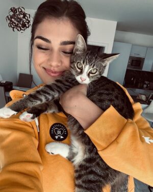 Andrea Kalousová Instagram - Tak jo, oficiálně vám představuji třetího člena naší rodiny. Seznamte se. To je Chicco. 🙊💁🏻‍♀️ Je všude se mnou. Když říkám všude, tak myslím všude. 👉😄 Je to miláček. Bála jsem se druhé kočičky. Jak si sednou s Tigi a tak, ale už teď vidím, že budou nerozlučný parťáci. #ufíček Jako jasný obešla bych se bez Tiginy pomsty u mě v posteli, to jako jo. 💩🤣 Každopádně přísahám, že druhou kočičkou jsem skončila… Kamarádi mají o mě trochu strach. 😅😅😅 Ale tak jaký by to asi bylo mít těch koček třeba pět? 🤣 Haha