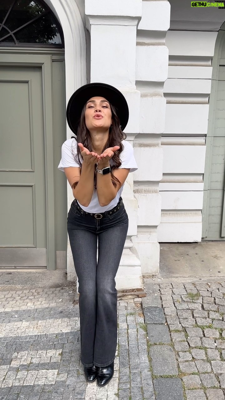 Andrea Kalousová Instagram - Různé střihy, různé barvy, ale přesto sedí dokonale. Na kolekci DENIM z @ca si klidně vystačíte s bílým trikem a pár doplňkama a budete prostě šik. 💁🏻♀️#WeDoTheFashion #MakeItAnOccasion Prague, Czech Republic