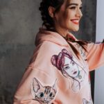 Andrea Kalousová Instagram - @chybimikocky už dávno nejsou pouze jejich ikonická trička ,,chci domů, chybí mi kočky…” 😄 Sortiment se za celou existenci pěkně rozrostl. Mrkněte na stránky. Věřím, že potěšíte kdejakého náročného kočkomila. 🎁💁🏻‍♀️😸 Sama jsem vybírala materiály. Budete moc spoko. 🙊🫶 #Šily zlaté české pacičky. 🐾 #ChybiMiKočky #KomuNe Prague, Czech Republic