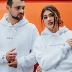 Andrea Kalousová Instagram - @chybimikocky už dávno nejsou pouze jejich ikonická trička ,,chci domů, chybí mi kočky…” 😄 Sortiment se za celou existenci pěkně rozrostl. Mrkněte na stránky. Věřím, že potěšíte kdejakého náročného kočkomila. 🎁💁🏻‍♀️😸 Sama jsem vybírala materiály. Budete moc spoko. 🙊🫶 #Šily zlaté české pacičky. 🐾 #ChybiMiKočky #KomuNe Prague, Czech Republic