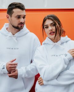 Andrea Kalousová Instagram - @chybimikocky už dávno nejsou pouze jejich ikonická trička ,,chci domů, chybí mi kočky…” 😄 Sortiment se za celou existenci pěkně rozrostl. Mrkněte na stránky. Věřím, že potěšíte kdejakého náročného kočkomila. 🎁💁🏻‍♀️😸 Sama jsem vybírala materiály. Budete moc spoko. 🙊🫶 #Šily zlaté české pacičky. 🐾 #ChybiMiKočky #KomuNe Prague, Czech Republic