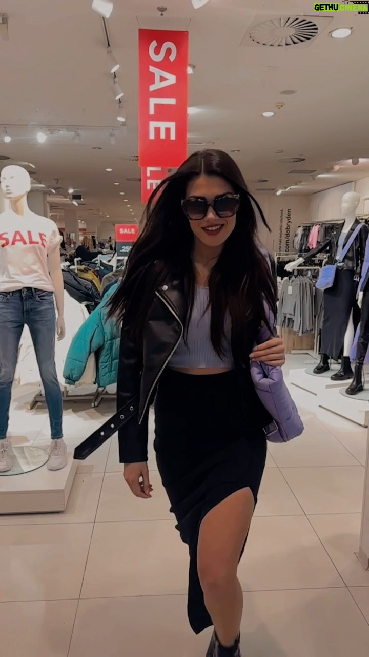 Andrea Kalousová Instagram - Když přijdete do @ca, tak pro inspiraci nemusíte chodit daleko 😉. Já už pomalu zimu hážu za hlavu 😄 a je čas doplnit šatník o jarní novinky. Tak mrkněte, jsou tam super úlovky! #WeDoTheFashion #MakeItOccasion Palladium