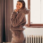 Andrea Kalousová Instagram - @chybimikocky už dávno nejsou pouze jejich ikonická trička ,,chci domů, chybí mi kočky…” 😄 Sortiment se za celou existenci pěkně rozrostl. Mrkněte na stránky. Věřím, že potěšíte kdejakého náročného kočkomila. 🎁💁🏻‍♀️😸 Sama jsem vybírala materiály. Budete moc spoko. 🙊🫶 #Šily zlaté české pacičky. 🐾 #ChybiMiKočky #KomuNe Prague, Czech Republic