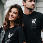 Andrea Kalousová Instagram - @chybimikocky už dávno nejsou pouze jejich ikonická trička ,,chci domů, chybí mi kočky…” 😄 Sortiment se za celou existenci pěkně rozrostl. Mrkněte na stránky. Věřím, že potěšíte kdejakého náročného kočkomila. 🎁💁🏻‍♀️😸 Sama jsem vybírala materiály. Budete moc spoko. 🙊🫶 #Šily zlaté české pacičky. 🐾 #ChybiMiKočky #KomuNe Prague, Czech Republic