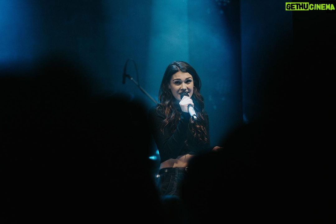 Andrea Kalousová Instagram - Páteční Olomouc byla Top! 🔥🔥🔥 13.11. v @sonomusicclub si to zvopáknem! Zas předskakuju spolu s @mari.je.svoboda úžasného zpěváka @adamdurica . Tak za náma doražte! 🫶 My se těšíme!!! Fotila úžasná @barcachle 📸 Sklub