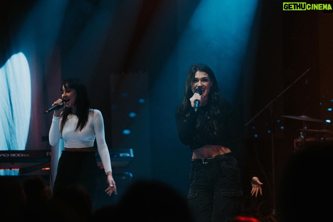 Andrea Kalousová Instagram - Páteční Olomouc byla Top! 🔥🔥🔥 13.11. v @sonomusicclub si to zvopáknem! Zas předskakuju spolu s @mari.je.svoboda úžasného zpěváka @adamdurica . Tak za náma doražte! 🫶 My se těšíme!!! Fotila úžasná @barcachle 📸 Sklub