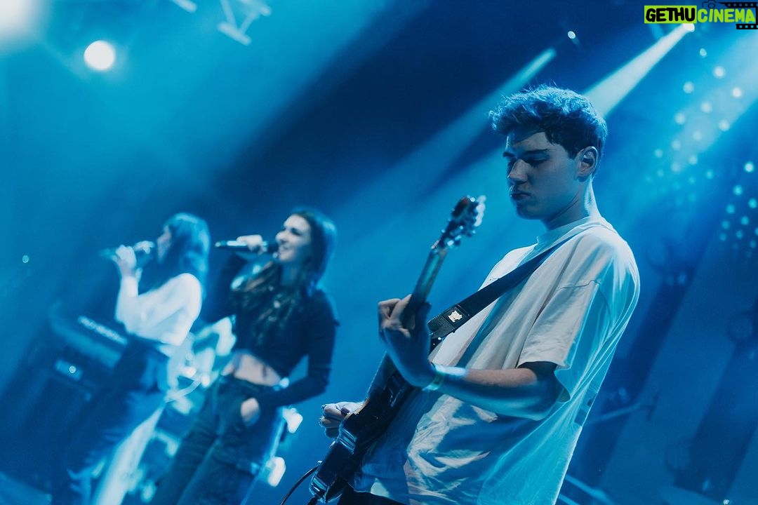 Andrea Kalousová Instagram - Páteční Olomouc byla Top! 🔥🔥🔥 13.11. v @sonomusicclub si to zvopáknem! Zas předskakuju spolu s @mari.je.svoboda úžasného zpěváka @adamdurica . Tak za náma doražte! 🫶 My se těšíme!!! Fotila úžasná @barcachle 📸 Sklub