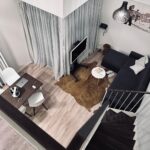 Andrea Kalousová Instagram - Takže včera jsme posbíraly síly ve wellness @apartmanysvatyvavrinec . A večer se nacpaly tak, že na snídani jsme nakráčely už s rozepnutým knoflíkem. 🤣💁🏻‍♀️ Teď už nás čeká s @kokinecka jen vyběhnout nahoru. Nevadí, že prší. Aspoň je velká pravděpodobnost, že se dolů sklouznem. 🤣 Rádi chodíte na Sněžku nebo tůry? Aparthotel Svatý Vavřinec