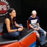 Andrea Kalousová Instagram - ❗️Ahoj všichni, tohle je 17 letej Kuba. 💁🏻‍♀️ Skvělej kluk. Kubovi před třemi měsíci zjistili rakovinu. A to né úplně jen tak ledajakou - osteosarkom, což je vzácné nádorové onemocnění kosti. Pro představu… je to jako vyhrát jackpot, který se “poštěstí” 20 lidem do roka v ČR. Kubovi a jeho mamce v této nelehké situaci pomáhá nadace @usmevnejenprokrystofa. Kuba je blázen do bojovejch sportů a tak i díky lidem z nadace se mohl potkat se zápasníky MMA. No a jelikož s touto nadací spolupracuji, tak i se mnou. Říkala jsem si, tyjo kluk zvědavej na bojový zápasníky a přijde mu tam Kalousová - co si asi budem říkat. 🤣 Hned v prvních minutách jsem pochopila, že Kuba je prostě moje krev. 👊 Kubu teď čeká jeho nejtěžší zápas v životě. Chemošky a všechny tyhle podobný srandy. Moc cením přístup s jakým do toho Kuba jde! Ta hlava lidi, ta je důležitá. Chci ať mu ten mindset zůstane. Pojďme ho společně zahrnout takovou vlnou podpory a lásky, kterej Instagram nepamatuje. Tak instarodino? Now! ♥️🙏🏻 #JsiBorec @iaf_iamfighter @rpg_mma Renegade Prague Gym