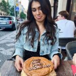 Andrea Kalousová Instagram – Hey, Jacku, Jacku! Lásko! @leonardodicaprio nějak jsme to nestihli kruci. 🤣♥️ #TooOldForDicaprio By @ippa_cafe 🤤 Cantina