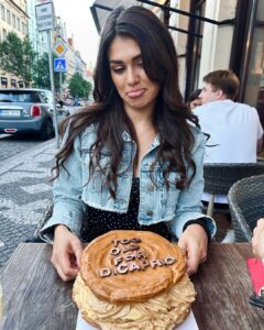 Andrea Kalousová Instagram - Hey, Jacku, Jacku! Lásko! @leonardodicaprio nějak jsme to nestihli kruci. 🤣♥️ #TooOldForDicaprio By @ippa_cafe 🤤 Cantina