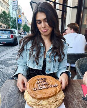 Andrea Kalousová Instagram - Hey, Jacku, Jacku! Lásko! @leonardodicaprio nějak jsme to nestihli kruci. 🤣♥️ #TooOldForDicaprio By @ippa_cafe 🤤