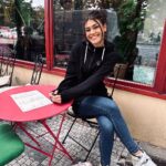Andrea Kalousová Instagram – Ja a moje malá roztomilá čtyřicítka 🤣👣 Hodnotíme dnešní hraní na loučení s létem ve @vestec_official moc fajn. Krásná atmosféra a vy jste byli boží. Vždy mám mega radost, když za mnou někdo přijde. ♥️🕊️ Už za chvíli zveřejním další termíny, kde budu zas vystupovat. Tak se budu těšit 🙋🏻‍♀️ pa Kalous Vestec u Prahy – oficiální stránka