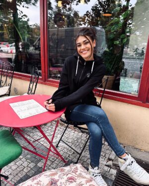 Andrea Kalousová Instagram - Ja a moje malá roztomilá čtyřicítka 🤣👣 Hodnotíme dnešní hraní na loučení s létem ve @vestec_official moc fajn. Krásná atmosféra a vy jste byli boží. Vždy mám mega radost, když za mnou někdo přijde. ♥️🕊️ Už za chvíli zveřejním další termíny, kde budu zas vystupovat. Tak se budu těšit 🙋🏻‍♀️ pa Kalous