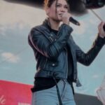 Andrea Kalousová Instagram - Tak včera byl můj první festival v životě. Ježiš, jak já jsem se bála? 🤣🙈 A zbytečně. Děkuju, že mi odpustíte moje chybičky, který prostě zatím ještě jsou a asi chvíli budou. 🤷🏻‍♀️🙈 Ale já si to s váma tak užila! Nejvíc! ♥️♥️♥️ Děkuju! A taky děkuju mojí supr trupr kapele! @pavel_plasil @kandlerdavid a taky mým skvělým hostům! @mari.je.svoboda @lukas.gruner 🤘🎶 Chuchle Arena Praha