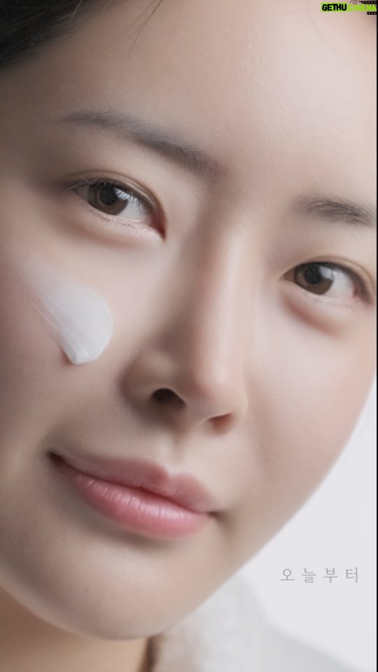 Andreas Varsakopoulos Instagram - 세라마인을 위한 광고. A commercial for Ceramine, a Korean cosmetic company. - @ceramine.official @kxxgsu #광고제작 #화장품광고 #바이럴마케팅 #productvideo #skincare #commercialproduction