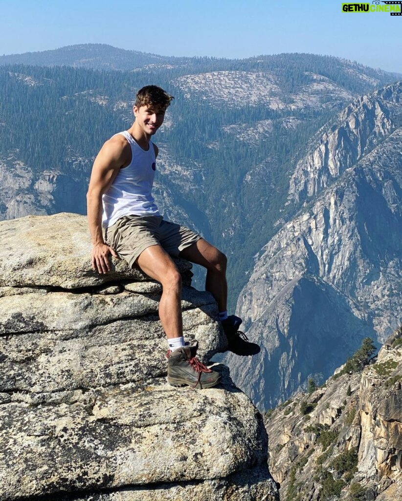 Andrew Neighbors Instagram - Don’t fall off Yosemite National Park