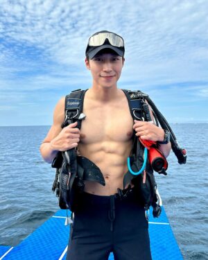 Andy Bian Instagram - 追尋傑克魚風暴！
來到巴里卡薩大斷層，體驗海底版的非洲大草原
潛過真的回不去，太美了❤️
到時候播出一定要收看！

這趟旅行下來，有點愛上這邊
再過兩天就要離開美麗的菲律賓，開始有點感傷了🥹
@worlds_no_1_gtv 
#世界第一等
#薄荷島 #巴里卡薩大斷層 
#深潛 #padi  #aow