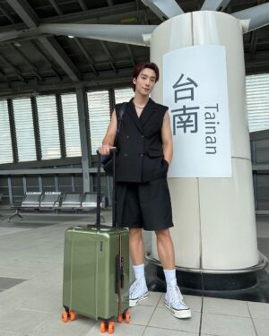 Andy Bian Instagram - 謝謝大家來參加第二場簽書會，見到你們超開心❤️❤️❤️
來台南可以吃好多美食，大家覺得哪一家牛肉湯最高呢😳
#台南 #卞慶華 #晏人物
#floyd #滑板行李箱
