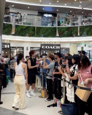 Andy Bian Instagram - 謝謝大家來參加第二場簽書會，見到你們超開心❤️❤️❤️
來台南可以吃好多美食，大家覺得哪一家牛肉湯最高呢😳
#台南 #卞慶華 #晏人物
#floyd #滑板行李箱