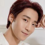 Andy Bian Instagram - 每次看完韓劇，都會羨慕男女主角，那種接近完美的發光肌膚，最近我也開始追求，怎麼樣才可以像他們一樣。 其實造成我們膚況不甚理想的原因，有一部分是氣候， 現在就算已經十月，台灣的太陽還是很毒辣，空氣也很潮濕， 在外面走幾步路，就會滿身大汗， 臉上不僅很容易產生曬斑， 汗水夾帶污垢，在高溫下也可能會滋生細菌，進而生成很多粉刺、痘痘。 其實這些問題，只要從根本開始做起，很容易解決的！ 蘭蔻的1+1極光雙星組，一開始為了做實驗，只保養了半張臉，結果第二天就有很明顯的感受！ 我還跑去做水飛梭，發現有使用極光雙星的那半邊臉，肌膚狀態比未使用的好太多，真的是嚇一大跳！ 那來跟大家分享這兩個厲害的秘密武器吧！ 超極光活粹晶露−極光水：97:3完美發光比例 97%激光酵素複合精華 能有效的代謝老廢角質、去除粉刺顆粒、緊緻毛孔、改善膚色不均，各種肌膚問題都能有效被解決。 3%天然植萃精油 讓肌膚保濕更持久，達到油水平衡的效果，全天保持清爽不泛油光。 超極光淨亮淡斑激萃−極光精華： 15%激光淨亮煥膚科技+2%山毛櫸芽萃取， 其中10%二代果酸PHA能溫和代酸煥膚、並預防肌膚老化、增強皮膚屏障 5%菸鹼醯胺能全面滿足美白、淡斑的需求。 像我們臉上常常有曬斑、膚色不均、痘疤，只要持續使用極光精華兩天，就會明顯有感的改善。 先淨膚後養膚，這個最強組合， 感受變化最大的就是化妝師， 他說我的皮膚最近怎麼變的那麼好，非常的好上妝，又不太會出油，甚至只上一層薄薄的底妝就搞定，整個人煥然一新耶😆 極光雙星使用的方法也非常簡單， 每天洗完澡，拿極光水搖一搖，倒出一些輕拍在臉上， 再用極光精華擦全臉，待吸收後上乳液， 只要以上幾個步驟就可以輕鬆擁有好肌膚，自信心也隨之爆棚❤ 現在還可以到我的限時動態點擊連結，填單兌換豪華試用組10ML極光水+1ML極光精華試用包， 超強極光系列明星產品一次擁有，2天就可看見效果，大家快去試試！ #蘭蔻 #極光水 #雙倍保濕 #極速淨膚 #極光精華 #速淡斑秒提亮