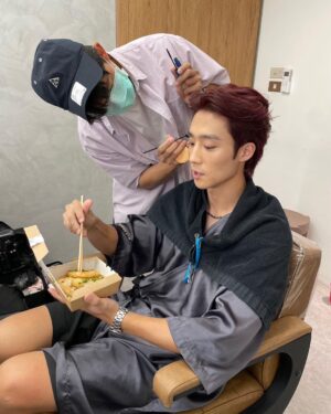 Andy Bian Instagram - 很開心大家這麼愛戴這次的寫真，也謝謝昨天到場的粉絲朋友❤️
努力刷刷中，是不是破十萬本可以朝下一本邁進？
話說下一本還能幹嘛，我沒梗了😳😳😳
#小狼作家
#卞慶華
#晏人物
#時報出版