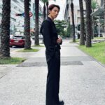 Andy Bian Instagram - 這樣穿是腹肌還是小腹？！傻傻分不清，快遮😳 . 簽書會決定來給的大家一個小小的福利！ 就是！提供我珍藏的限量寫真及海報，給現場的200位讀者抽獎，想要限量版的朋友記得來抽獎唷，我們9/24 “北藝青鳥”不見不散🥰🥰🥰 活動方式如下： ★活動辦法：凡9/24(日)來參加簽書會的讀者，憑手中的「號碼牌」即可參加。 ★活動贈品： (1)限量版書衣作者親筆簽名書＋與兩位作者「拍立得合照」1張(抽3位) (2)限量作者親筆簽名海報＋與兩位作者「拍立得合照」1張(抽5位) #時報出版 #卞慶華 #晏人物