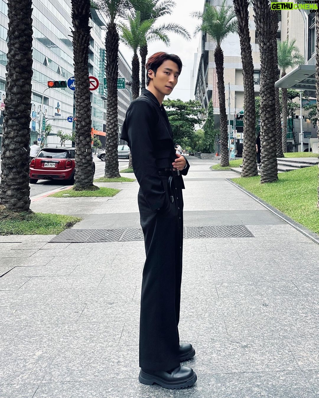 Andy Bian Instagram - 這樣穿是腹肌還是小腹?!傻傻分不清,快遮😳 . 簽書會決定來給的大家一個小小的福利! 就是!提供我珍藏的限量寫真及海報,給現場的200位讀者抽獎,想要限量版的朋友記得來抽獎唷,我們9/24 “北藝青鳥”不見不散🥰🥰🥰 活動方式如下: ★活動辦法:凡9/24(日)來參加簽書會的讀者,憑手中的「號碼牌」即可參加。 ★活動贈品: (1)限量版書衣作者親筆簽名書+與兩位作者「拍立得合照」1張(抽3位) (2)限量作者親筆簽名海報+與兩位作者「拍立得合照」1張(抽5位) #時報出版 #卞慶華 #晏人物
