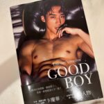 Andy Bian Instagram - 拿到實體書，翻開來看真的有種不可思議的感覺，書裡面的那個人怎麼那麼帥、身材那麼好、又那麼性感，彷彿好像在看藝術品一樣（自己說）🤣🤣🤣 . 在電視台，看到身邊朋友看書時，發出驚呼連連的聲音，內心真的覺得很開心，也小小的偷握拳了一下💪🏻 . 謝謝我最愛的阿姐，從一開始陪我討論寫真，還借了我1000萬的飾品拍攝，讓這本寫真變的很厲害很好看，除了感動真的也很感恩，阿姐我愛你唷❤️❤️❤️ . 也謝謝晏及好夥伴們，我們終於把寫真出版完成啦！ . 當然也要感謝你們，這麼熱絡的把預購都搶光光，主任很開心，變成暢銷作家，這邊就先不處罰大家了（推眼鏡） 我們9/24簽書會見唷😎😎😎 #卞慶華 #女大穿搭