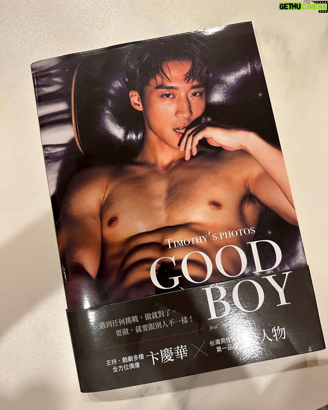 Andy Bian Instagram - 拿到實體書,翻開來看真的有種不可思議的感覺,書裡面的那個人怎麼那麼帥、身材那麼好、又那麼性感,彷彿好像在看藝術品一樣(自己說)🤣🤣🤣 . 在電視台,看到身邊朋友看書時,發出驚呼連連的聲音,內心真的覺得很開心,也小小的偷握拳了一下💪🏻 . 謝謝我最愛的阿姐,從一開始陪我討論寫真,還借了我1000萬的飾品拍攝,讓這本寫真變的很厲害很好看,除了感動真的也很感恩,阿姐我愛你唷❤️❤️❤️ . 也謝謝晏及好夥伴們,我們終於把寫真出版完成啦! . 當然也要感謝你們,這麼熱絡的把預購都搶光光,主任很開心,變成暢銷作家,這邊就先不處罰大家了(推眼鏡) 我們9/24簽書會見唷😎😎😎 #卞慶華 #女大穿搭