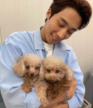 Andy Bian Instagram - 被寵物融化的每一個瞬間～
看到小動物就⋯⋯完全戀愛了❤️
#小情人們快樂