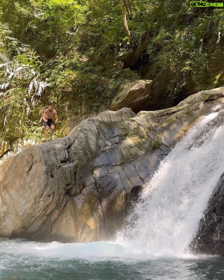 Andy Bian Instagram - 除了百岳之外，最近發現溯溪也超好玩！ 原來台灣還有那麼多秘境，真的太美了！ 有夥伴一起探險的感覺超讚😎 #大鬼瀑布 #金岳瀑布 #溯溪裝備一定要齊