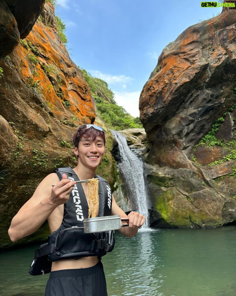 Andy Bian Instagram - 除了百岳之外，最近發現溯溪也超好玩！ 原來台灣還有那麼多秘境，真的太美了！ 有夥伴一起探險的感覺超讚😎 #大鬼瀑布 #金岳瀑布 #溯溪裝備一定要齊